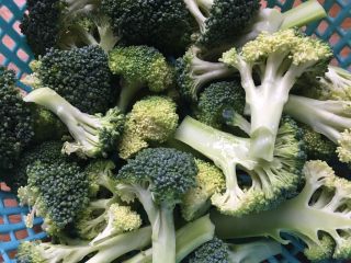 7、虾仁西兰花,西兰花切小块