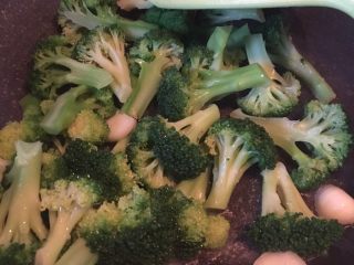 13、虾仁西兰花,锅中大蒜头爆香放入西兰花翻炒