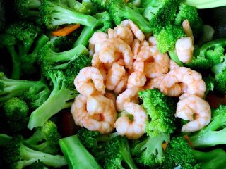 16、虾仁西兰花,加入虾仁翻炒均匀