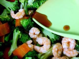 17、虾仁西兰花,加入一汤匙蚝油翻炒出锅