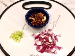 2、鸡丁核桃菠菜炒饭,洋葱和小葱切碎，核桃去掉外皮。