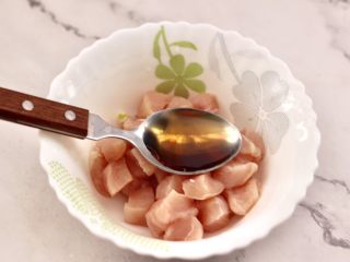 3、鸡丁核桃菠菜炒饭,鸡胸肉洗净用刀切成小丁，加入料酒。