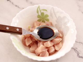 4、鸡丁核桃菠菜炒饭,再加入生抽调味调色。