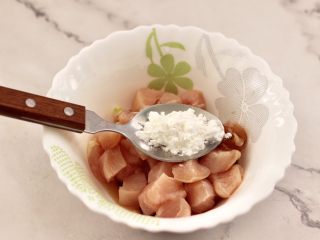 5、鸡丁核桃菠菜炒饭,加入淀粉，是为了让鸡肉更鲜嫩多汁。