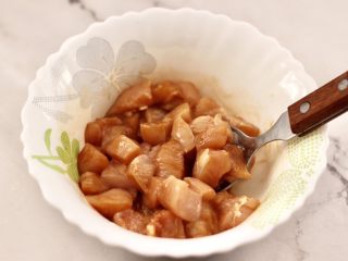 6、鸡丁核桃菠菜炒饭,把所有的食材混合搅拌均匀后，腌制半个小时。