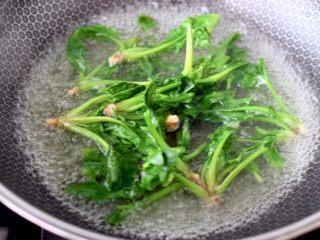 7、鸡丁核桃菠菜炒饭,锅中倒入适量的清水烧开，把菠菜进行焯水，变色捞出过冷水后备用。