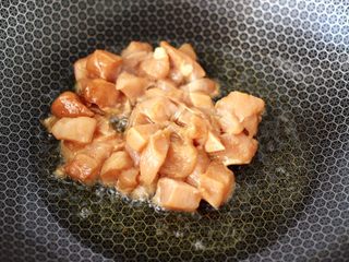 9、鸡丁核桃菠菜炒饭,这个时候放入鸡肉丁，