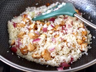 11、鸡丁核桃菠菜炒饭,加入打散的米饭，翻炒均匀。
