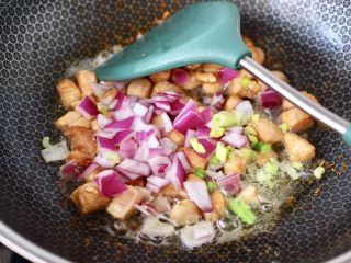 10、鸡丁核桃菠菜炒饭,大火快速翻炒至鸡肉丁断生变色，加入洋葱和小葱，继续翻炒均匀。