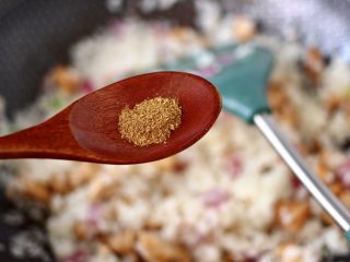 12、鸡丁核桃菠菜炒饭,加入五香粉调味。