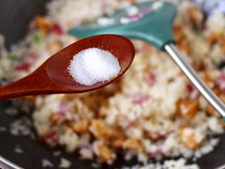 13、鸡丁核桃菠菜炒饭,再加入适量的盐。