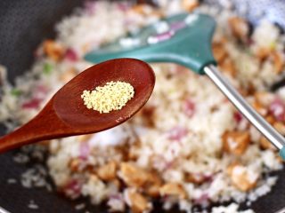 14、鸡丁核桃菠菜炒饭,最后加入鸡精调味，大火继续翻炒均匀。