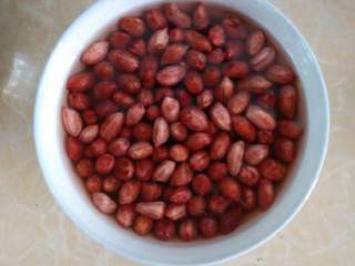 1、红枣花生牛奶,将花生洗净，清水泡