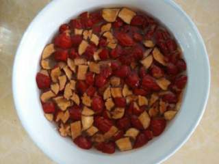 2、红枣花生牛奶,红枣洗净切成颗粒状，清水泡