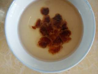 3、红枣花生牛奶,我放了五颗桂圆，先去核再用清水泡，这一步可有可无