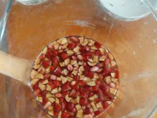 4、红枣花生牛奶,泡大概一个小时就行了，等不及三四十分钟也可以，然后连同泡的水一起倒入豆浆机中