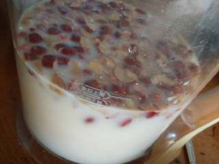 5、红枣花生牛奶,再倒入牛奶，我这有水位提醒，然后再加清水至水位处就可以啦，按下花生牛奶键就开始等待吧