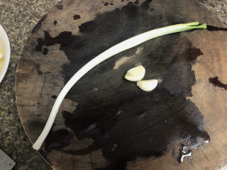 2、莴笋炒木耳➕客舍青青柳色新,小葱一根择好,蒜剥皮,清洗备用