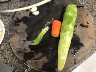 3、莴笋炒木耳➕客舍青青柳色新,莴笋胡萝卜削皮洗净