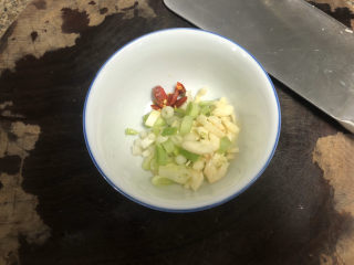 4、莴笋炒木耳➕客舍青青柳色新,改刀:蒜切蒜蓉,葱切末,阿晨还加了两颗干辣椒,剪小段