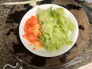 5、莴笋炒木耳➕客舍青青柳色新,莴笋胡萝卜切薄片