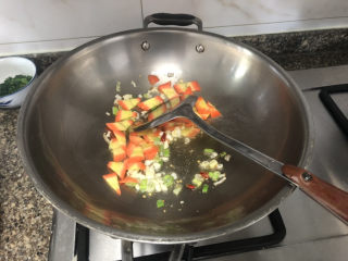 12、莴笋炒木耳➕客舍青青柳色新,转中火加胡萝卜炒一分钟