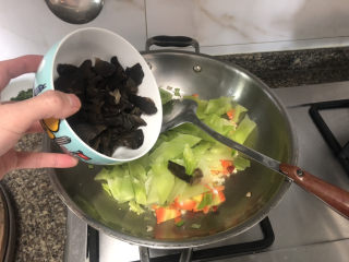 14、莴笋炒木耳➕客舍青青柳色新,加入木耳,翻炒一两分钟