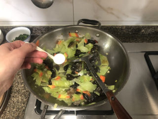 16、莴笋炒木耳➕客舍青青柳色新,半茶匙白糖,翻炒均匀