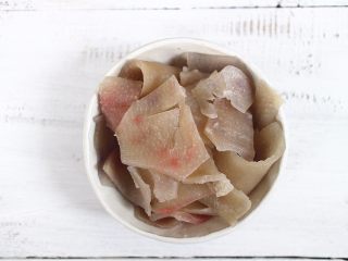 5、麻辣猪皮冻,煮好的猪皮取出,用凉水多洗几次,洗的越多次越好