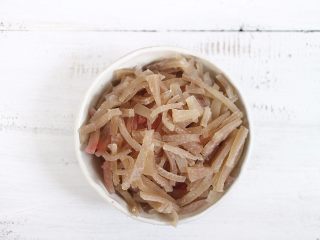 6、麻辣猪皮冻,将洗好的猪皮用刀切成丝