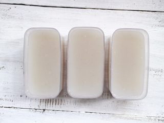 10、麻辣猪皮冻,将搅打均匀的液体,倒入准备好的模具里。等液体凉了以后,送入冰箱冷藏过夜