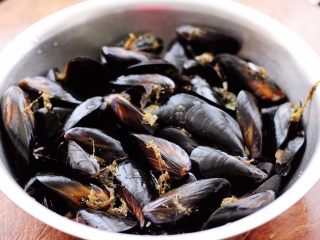 1、原汁原味地姜汁海虹,首先把买回家海虹，倒入一个大一点的容器里。