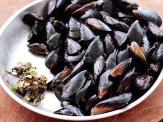 2、原汁原味地姜汁海虹,把海虹摘洗干净，特别是海虹皮上的杂质一定要去除干净。