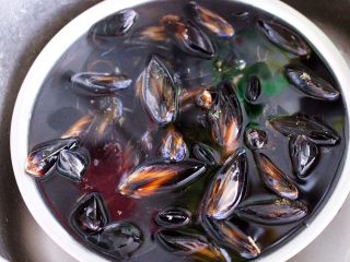 3、原汁原味地姜汁海虹,把去除干净的海虹，用清水浸泡一会儿，再反复冲洗干净。