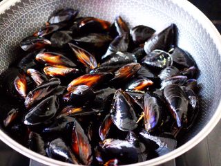 4、原汁原味地姜汁海虹,把洗净的海虹放入锅中。