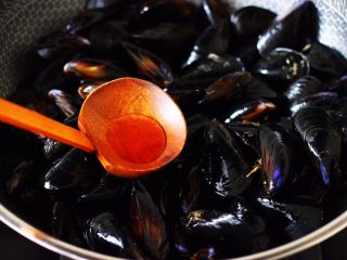 5、原汁原味地姜汁海虹,这个时候倒入料酒。