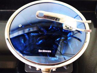 6、原汁原味地姜汁海虹,盖上锅盖大火煮开。