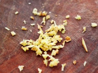 7、原汁原味地姜汁海虹,姜用刀切碎。