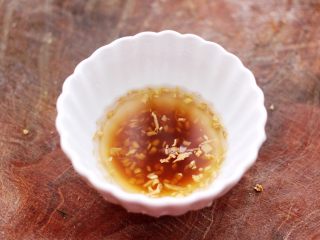 8、原汁原味地姜汁海虹,把切碎的姜末，放入碗里，倒入米醋和陈醋，搅拌均匀即可。