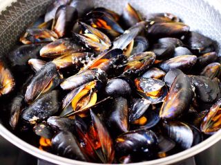 9、原汁原味地姜汁海虹,看见海虹全部煮开口，即可关火。