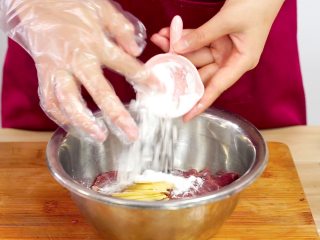 4、开胃菜*薄荷水煮牛肉,加入生粉