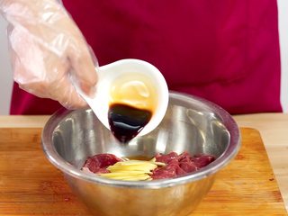 6、开胃菜*薄荷水煮牛肉,加入酱油