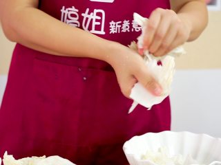 10、开胃菜*薄荷水煮牛肉,将大白菜用手撕碎