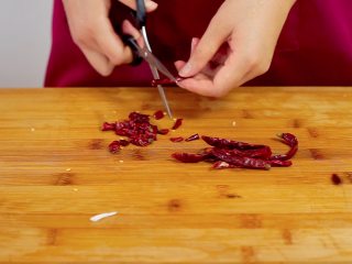 13、开胃菜*薄荷水煮牛肉,将干辣椒剪成小段
