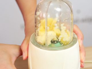 14、开胃菜*薄荷水煮牛肉,蒜子和姜切末（我用的料理机打成末）