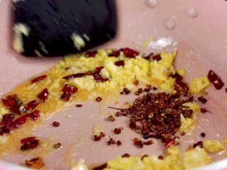 17、开胃菜*薄荷水煮牛肉,放入干辣椒，姜蒜末，花椒爆香