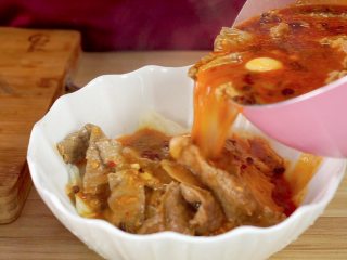 21、开胃菜*薄荷水煮牛肉,盛入烫熟的白菜碗里