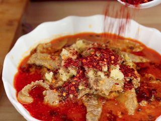 24、开胃菜*薄荷水煮牛肉,再放入辣椒粉