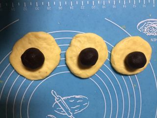 9、最爱豆沙甜圈圈,醒好的剂子擀圆形放上豆沙馅