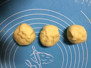 10、最爱豆沙甜圈圈,把豆沙馅包起来